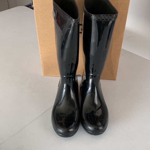 UGG Shaye Rain Boots in Black - Picture 4 of 13